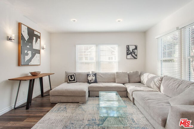 Photo - 5542 Harold Way