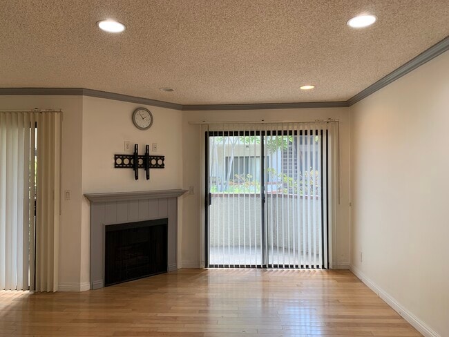 Building Photo - 315 S Harvard Blvd Unit 109