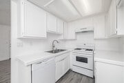 2BR, 2BA - 800SF - Kitchen - 1517 Carson St