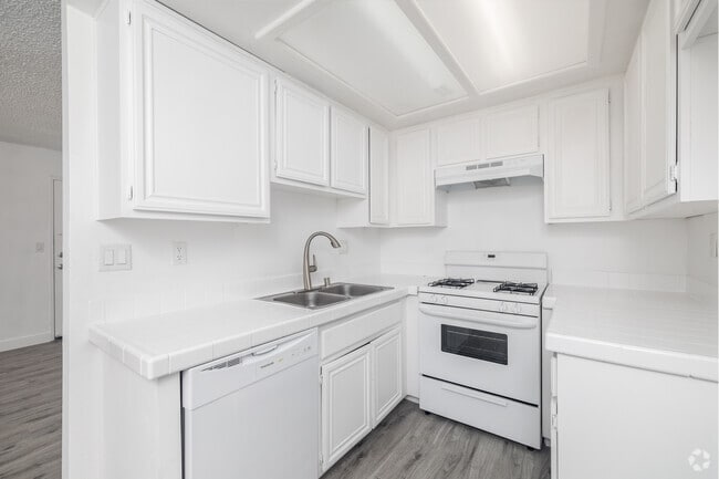 2BR, 2BA - 800SF - Kitchen - 1517 Carson St