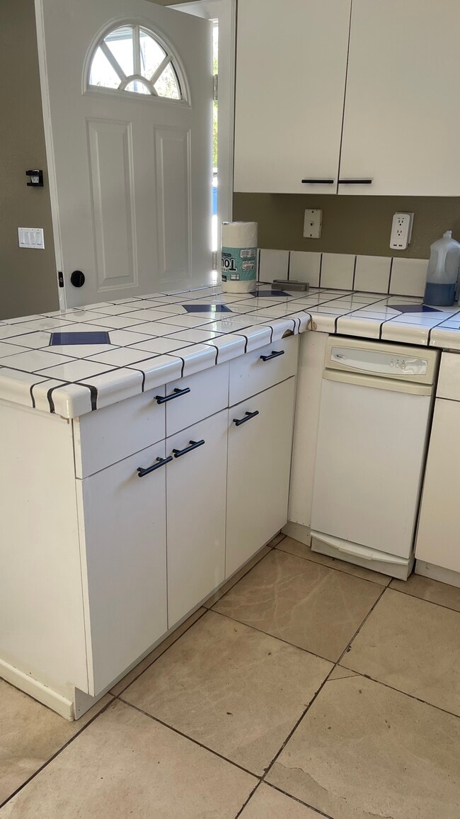 Kitchen - 13947 Meadow Ln