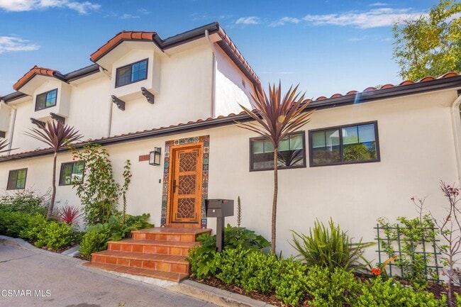 Building Photo - Must see this luxurious short-term, furnis...