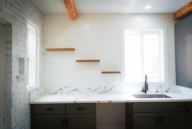 Photo - 156 S Pecan St