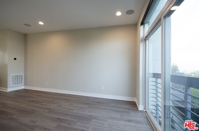 Photo - 2753 Waverly Dr Unit 806