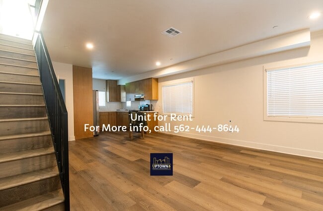Building Photo - Townhome - 3 Bedrooms / 2 Baths - Cudahy
