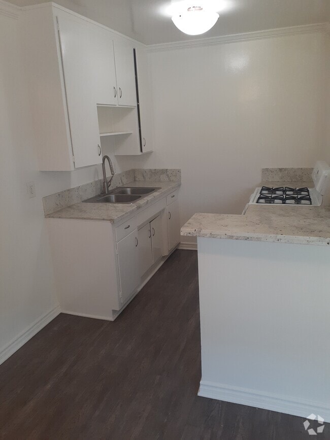 Building Photo - Quiet Park Rental