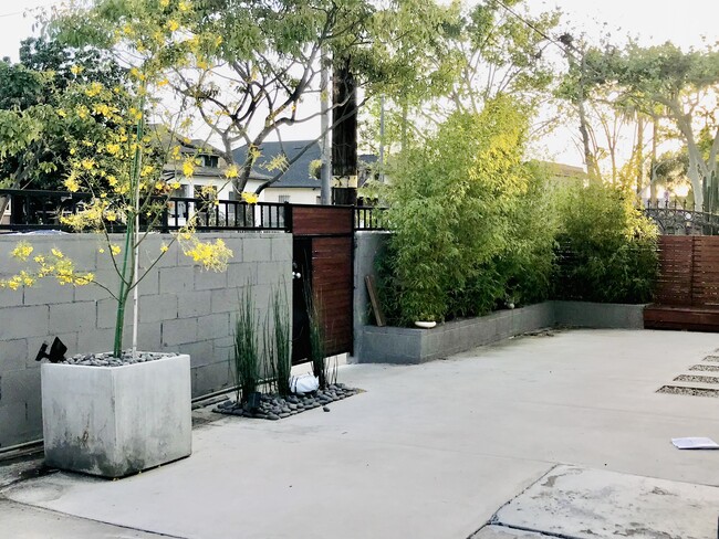 Building Photo - 1355 W 23rd St Unit #1