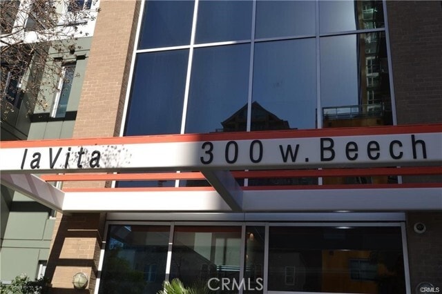 Building Photo - 300 W Beech St Unit 1204