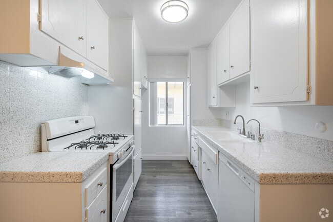 2BR, 1.5BA - 900SF - Kitchen - Chevy Chase Terrace