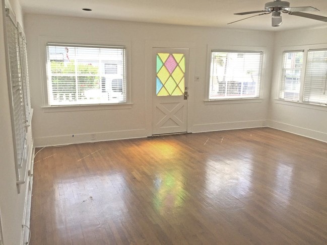 LIVING ROOM - 1085 Loma Dr