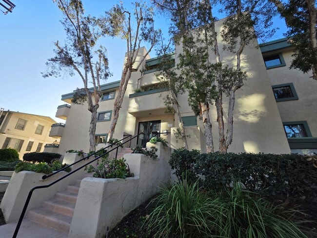 Building Photo - 917 Torrance St Unit 16