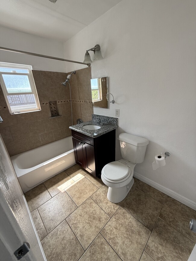 Building Photo - 3041 franklin ave Unit 3041