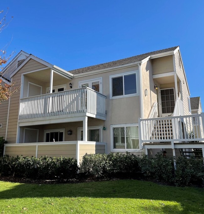 Building Photo - Bright Upstairs Two Bedroom Condo at Strands Beach with Ocean View