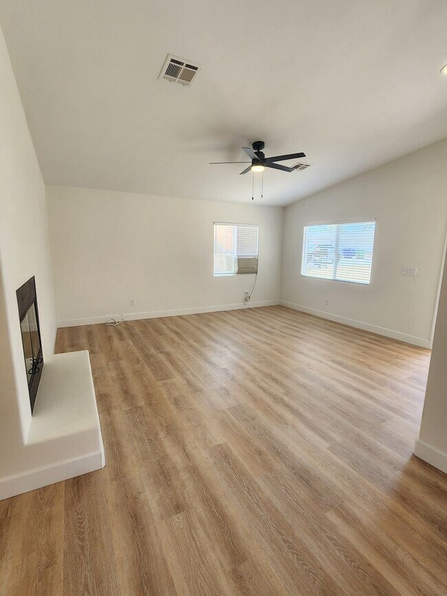 Photo - 3 bedroom 2 bathroom close to shops and public transportation