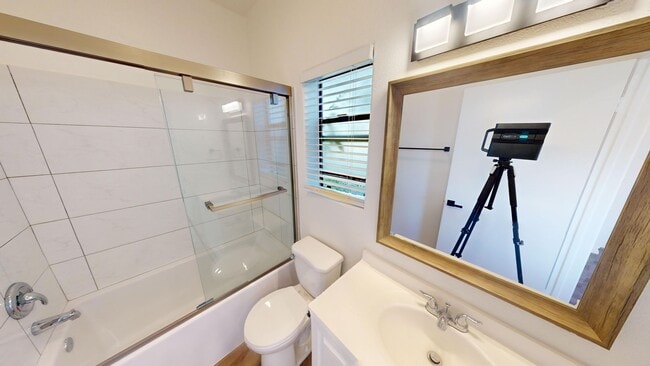 Photo - 5804 Woodman