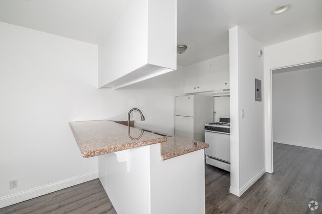1BR, 1BA - 600SF - Kitchen - CATO