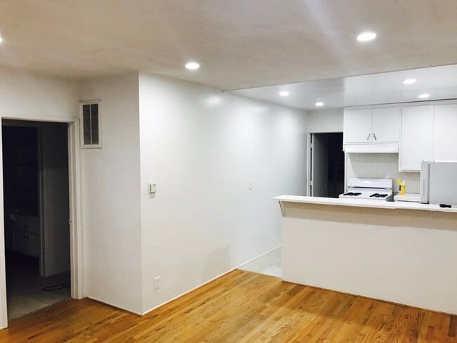 Photo - 2300 Oak St Unit 5