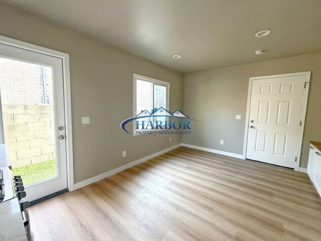 Photo - 543 W 5th St