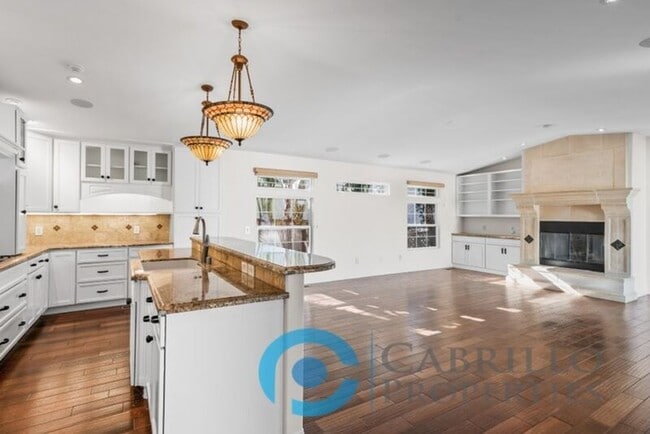 Building Photo - 7940 La Jolla Shores Dr