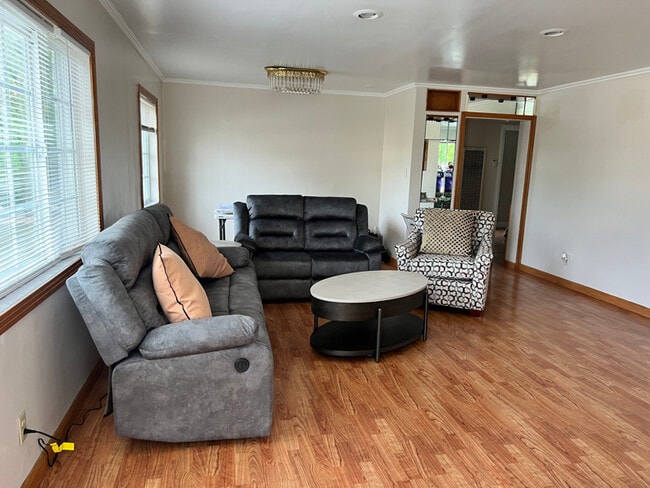 Building Photo - 430 E 184th St