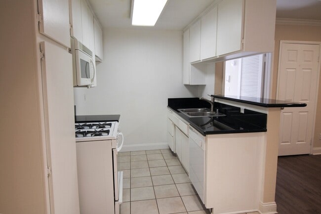Photo - 15040 Moorpark St