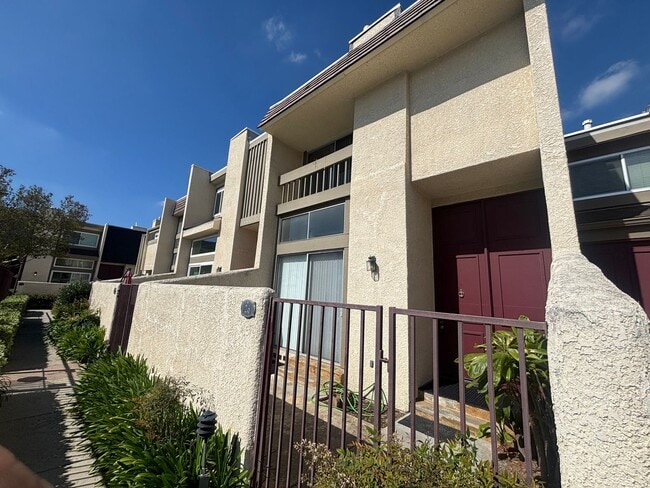 Building Photo - Beautiful 3-Bedroom Townhome in Chatsworth!