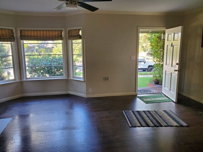 Photo - 621 Eaton Dr