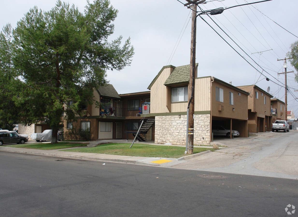 Photo - 4350 Maple St