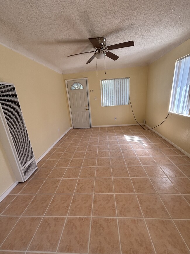 Living room - 6617 Purdy Ave