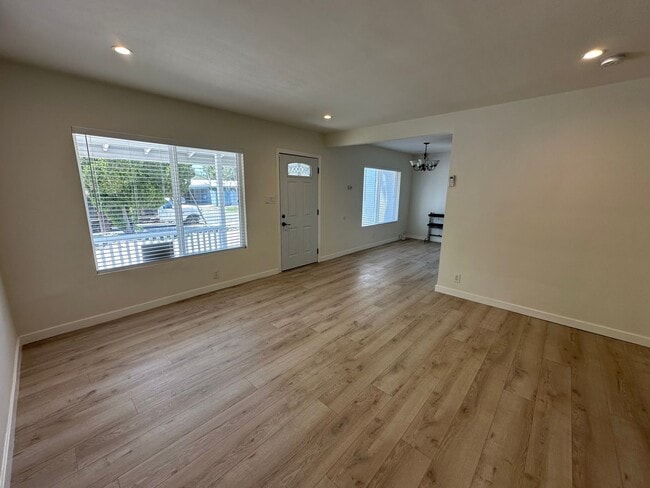 Photo - 7000 Glade Ave