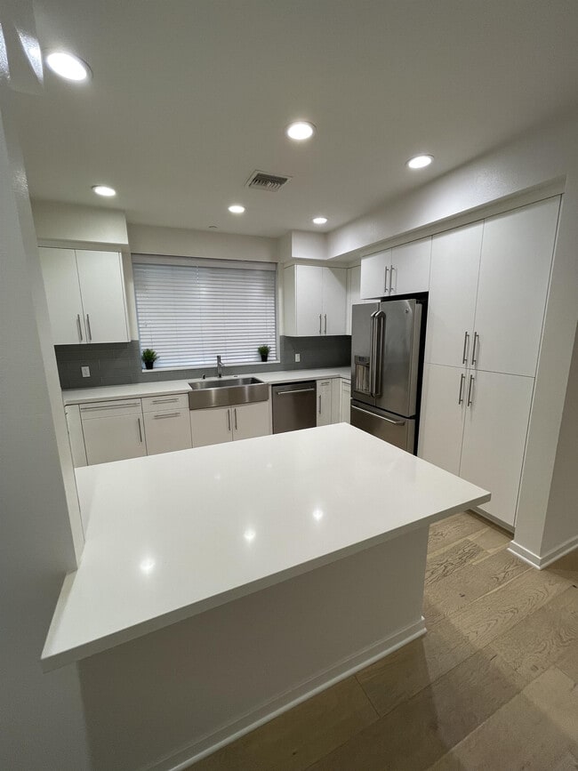 Building Photo - 4240 Laurel Canyon Blvd