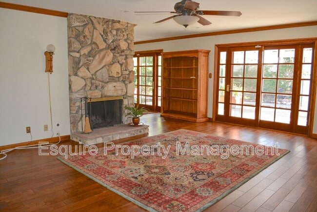 Photo - 1458 Dara St