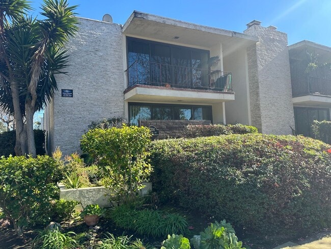 Building Photo - 7700 Pso Del Rey Unit 02