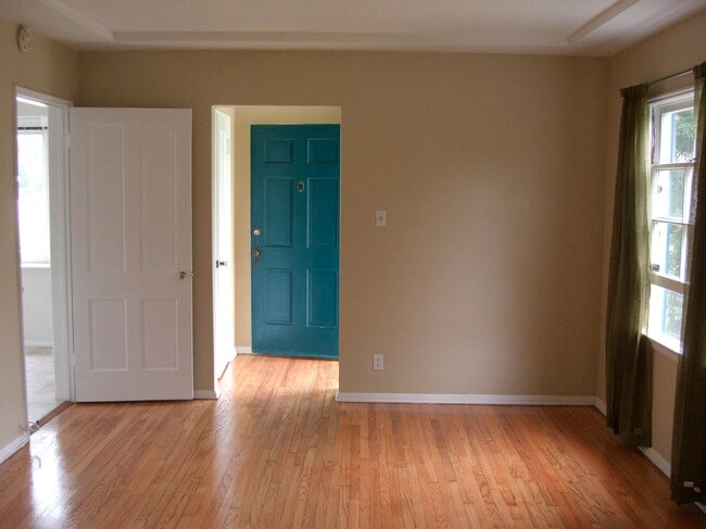 Building Photo - 1347 Oak St Unit 1347