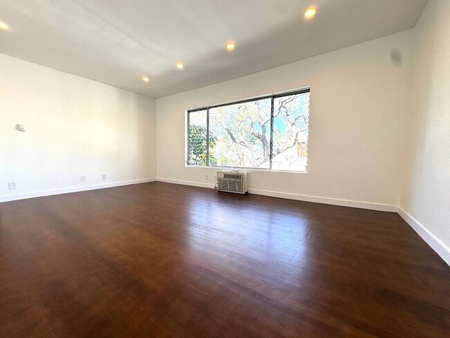 Fully Renovated 2-Bedroom in Prime West Ho... - Fully Renovated 2-Bedroom in Prime West Ho... Apartment Unit 01