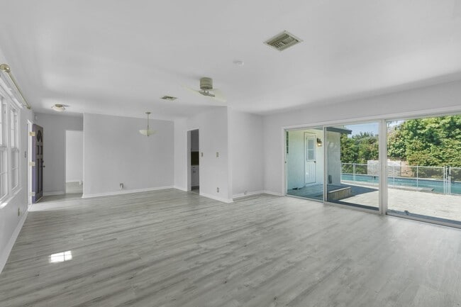 Building Photo - Beautiful 3-Bedroom Home with Pool in Tarzana!