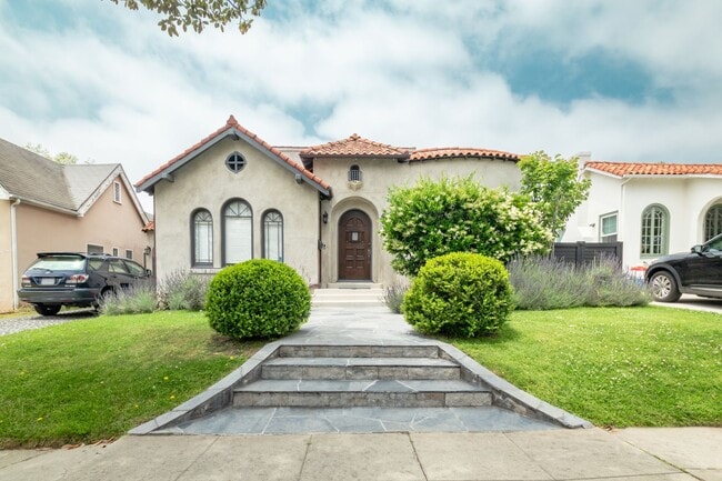 6 Bed 5 Bath House with Fully Converted Co... - 6 Bed 5 Bath House with Fully Converted Co...