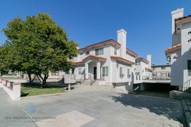 Photo - 2 Bed 2.5 Bath Townhouse in Prime Location of Amhambra