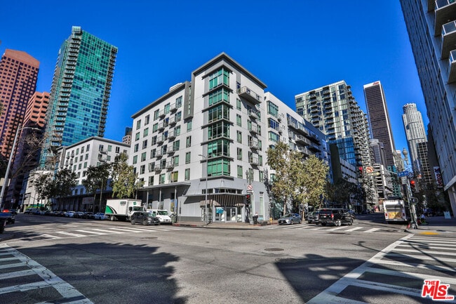 Building Photo - 645 W 9th St Unit 201