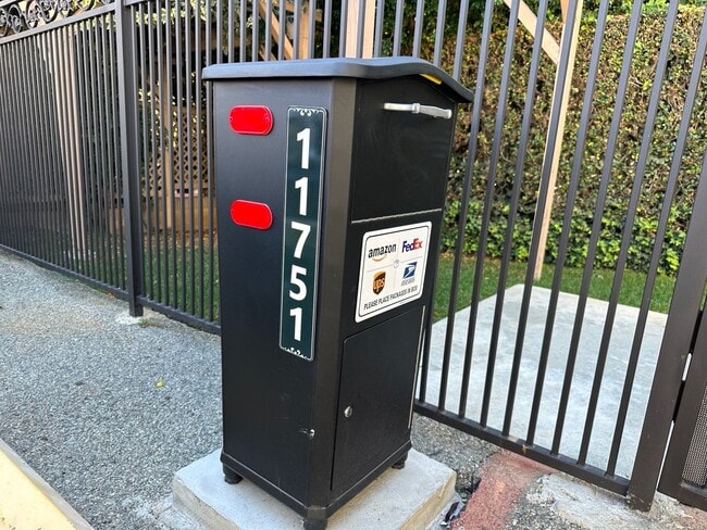 Photo - Large 1 Bedroom 1 Bathroom unit. One car parking space. Downstairs Unit 11751 B