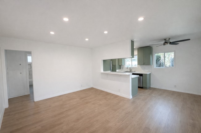 Building Photo - 1427 Centinela Ave Unit 4