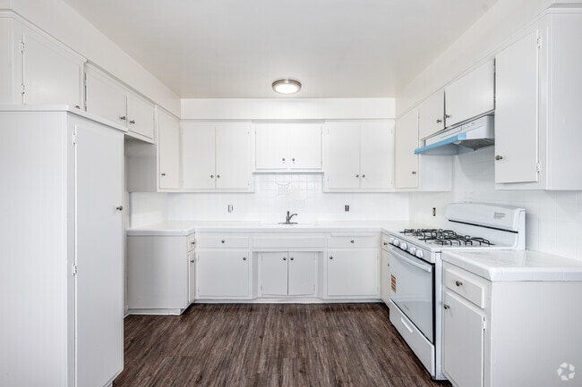 2BR, 1BA - 650SF - Kitchen - 10243 San Antonio Ave.