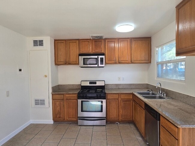 Large 2-bedroom 1 bath unit in Van Nuys - Large 2-bedroom 1 bath unit in Van Nuys Apartment Unit 15908-1