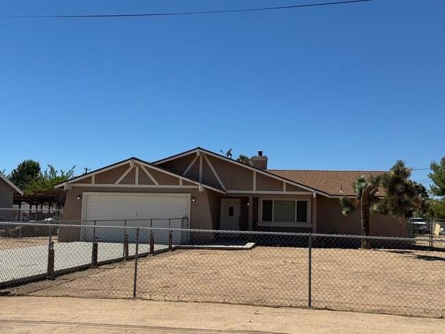 Building Photo - Hesperia Home on The Mesa