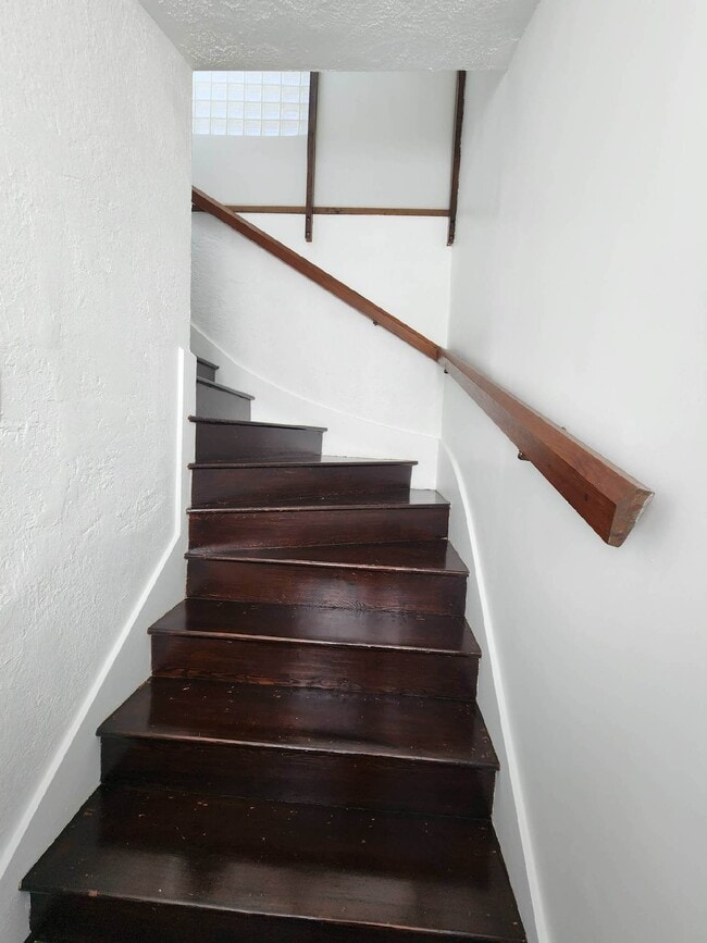 Front entry staircase - 1251 S Sycamore Ave Unit Sycamore Retreat