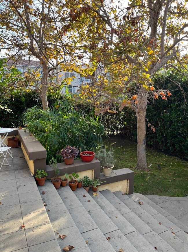 Photo - 504 N Heliotrope Dr Unit 504 N heliotrope