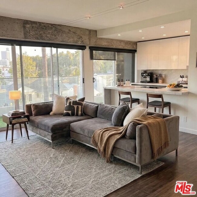 Building Photo - 838 N Doheny Dr Unit 402