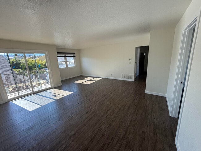 Building Photo - 630 W 16th St Unit 4 Rental