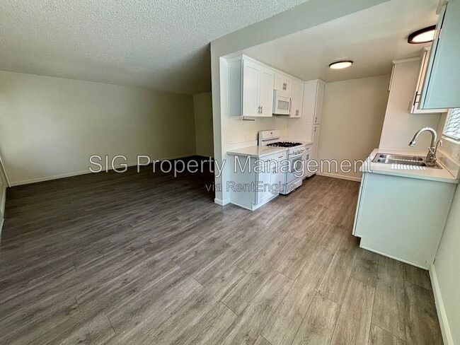 Building Photo - 1126 E Doran St Unit C