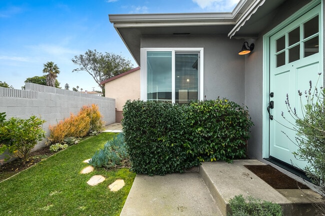 Private Yard - 618 Grand E Ave Unit 2